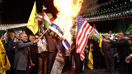 Iraníes queman banderas de Israel y Estados Unidos durante una manifestación en Teherán, Irán. Efe