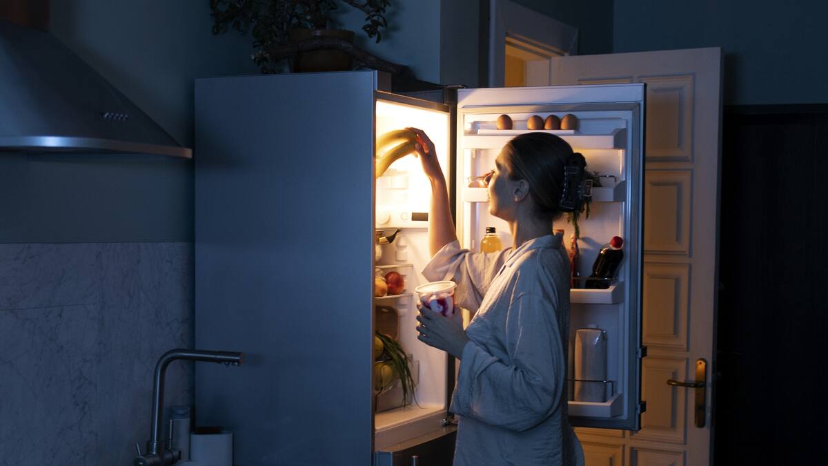 Un estudio científico encontró que comer durante la noche puede alterar el equilibrio de la microbiota intestinal y afectar la salud metabólica.