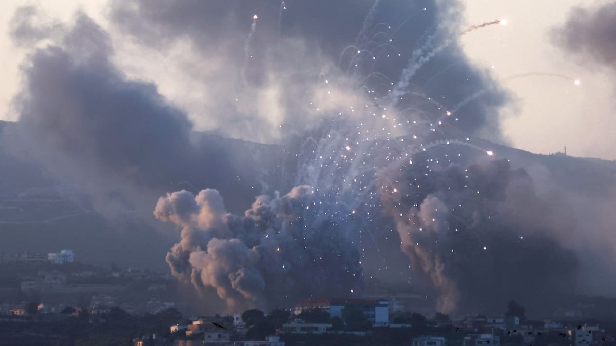 El humo se observa sobre el sur del Líbano tras los ataques israelíes. Foto: Reuters.