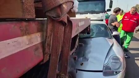 Impactante choque múltiple en Avenida Cantilo: un Porsche quedó incrustado abajo de un camión