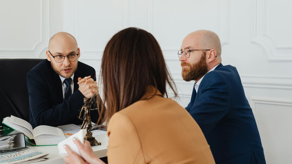 Negocios, trato, negociaciones, discusiones, trabajo. Foto: Pexels.