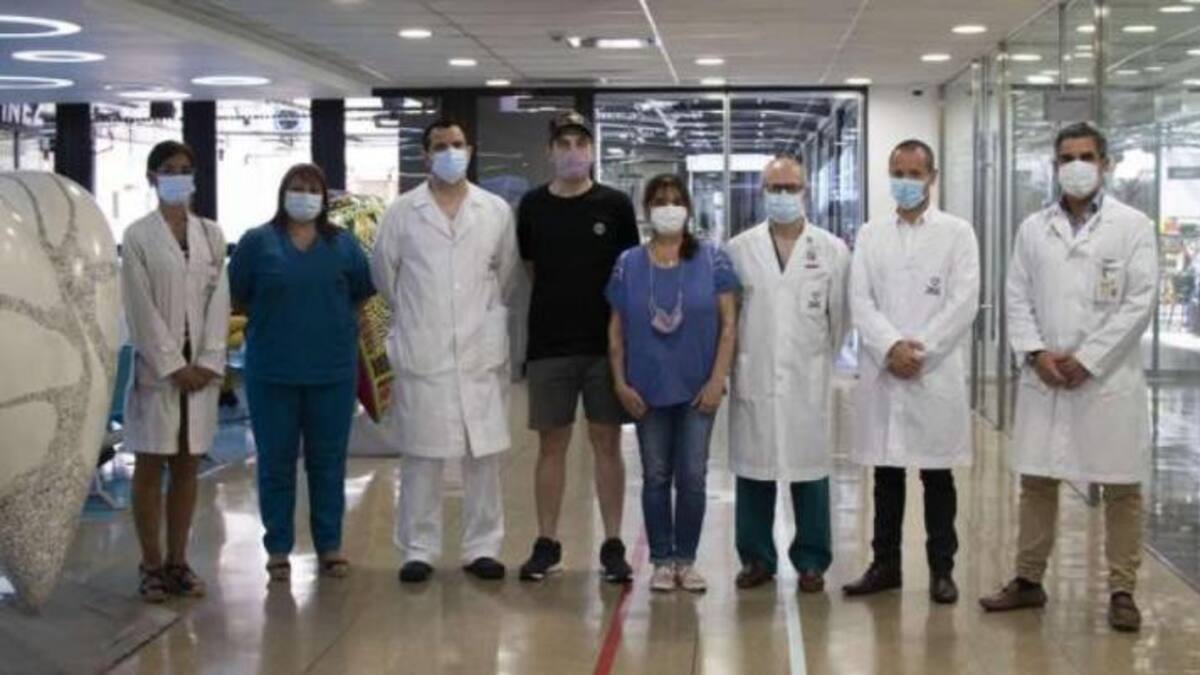 Los médicos de la Fundación Favaloro junto a María Fabiana y su hijo, foto NA