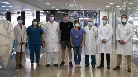 Los médicos de la Fundación Favaloro junto a María Fabiana y su hijo, foto NA