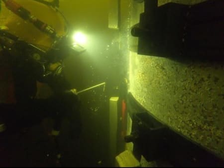 Soldador submarino realizando su labor. Foto: Instagram / underwater_welding_reynart.