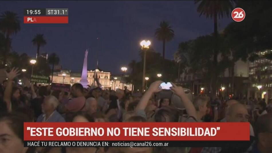 Masivo "ruidazo" en Plaza de Mayo tras discurso de Mauricio Macri