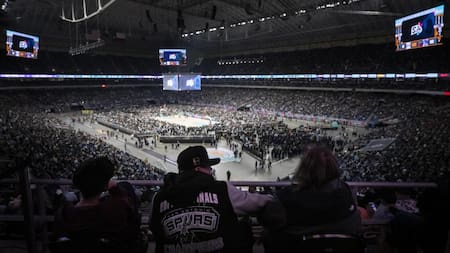 Récord de público en la NBA en el partido entre Golden Sate Warriors y San Antonio Spurs. Foto: EFE.