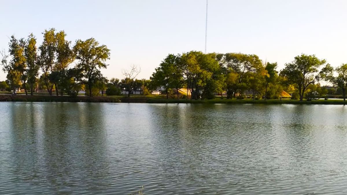 La laguna bonaerense que resurgió gracias a un río: tiene piques constantes de pejerrey que atraen a pescadores de todo el país