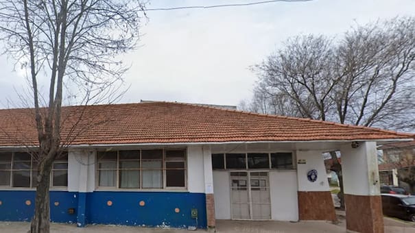 Acusan a un menor de haber manoseado a dos niñas en la escuela: los familiares le incendiaron la casa