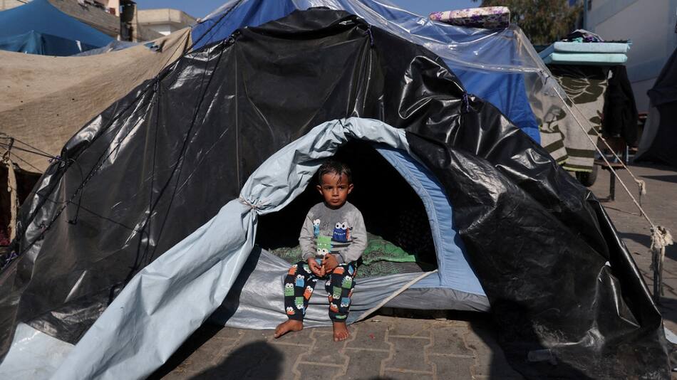 Un niño palestino desplazado en Gaza. Foto: Reuters.