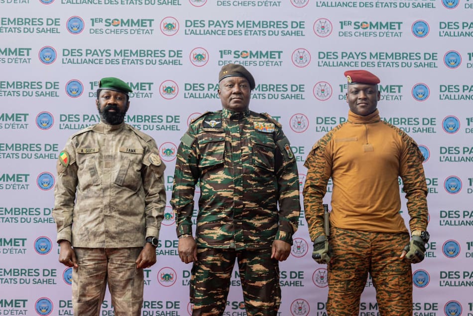 Los presidentes de Mali, Níger y Burkina Faso (de izqda. a dcha.): el coronel Assimi Goita, el general Abdourahamane Tchiani, y el capitán Ibrahim Traoré (Burkina), en la cumbre celebrada en Niamey. Foto: EFE