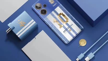 Smartphone Xiaomi presentado junto a la AFA en homenaje al Mundial de Qatar 2022.