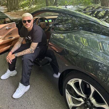 Mauro Icardi en su Lexus LC 500. Foto: Instagram.