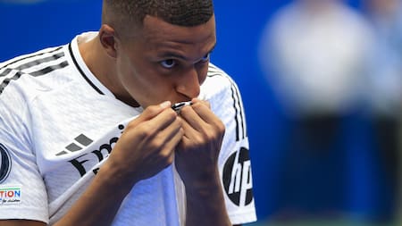 Kylian Mbappé besa el escudo del Real Madrid en su presentación. Foto: EFE.