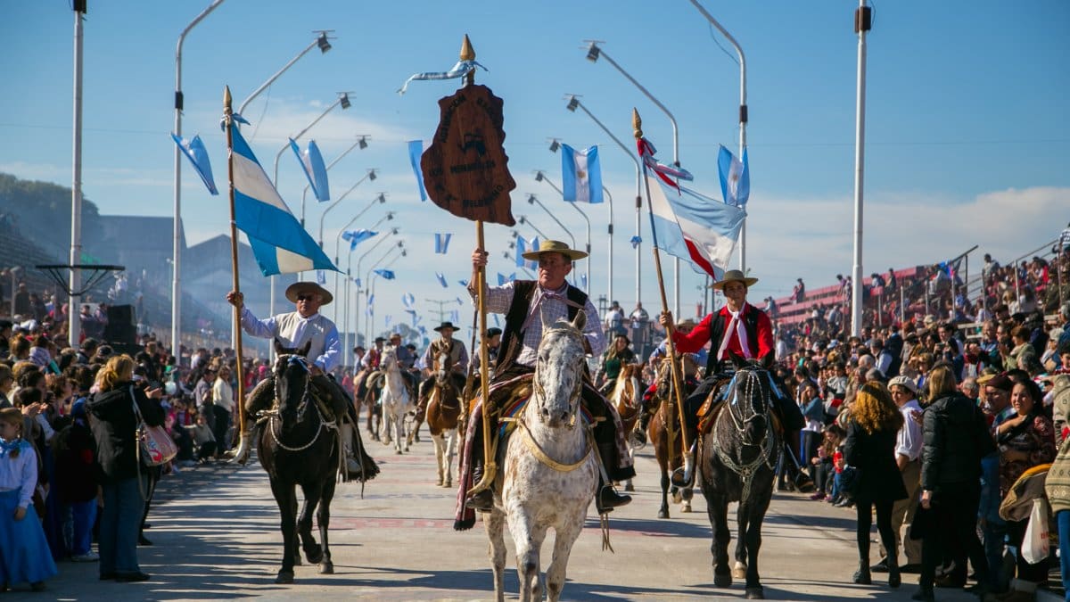 Fiesta Popular del 25 de Mayo: vuelve la experiencia “1810” con puestos, bailes y sabores patrios