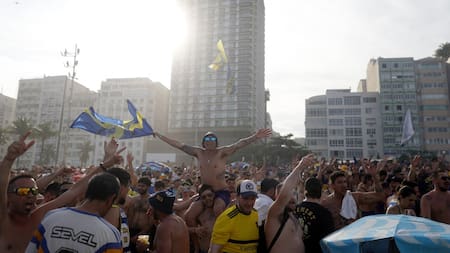 Apoyo vital: miles de hinchas de Boca Juniors realizaron un banderazo en las playas de Río de Janeiro