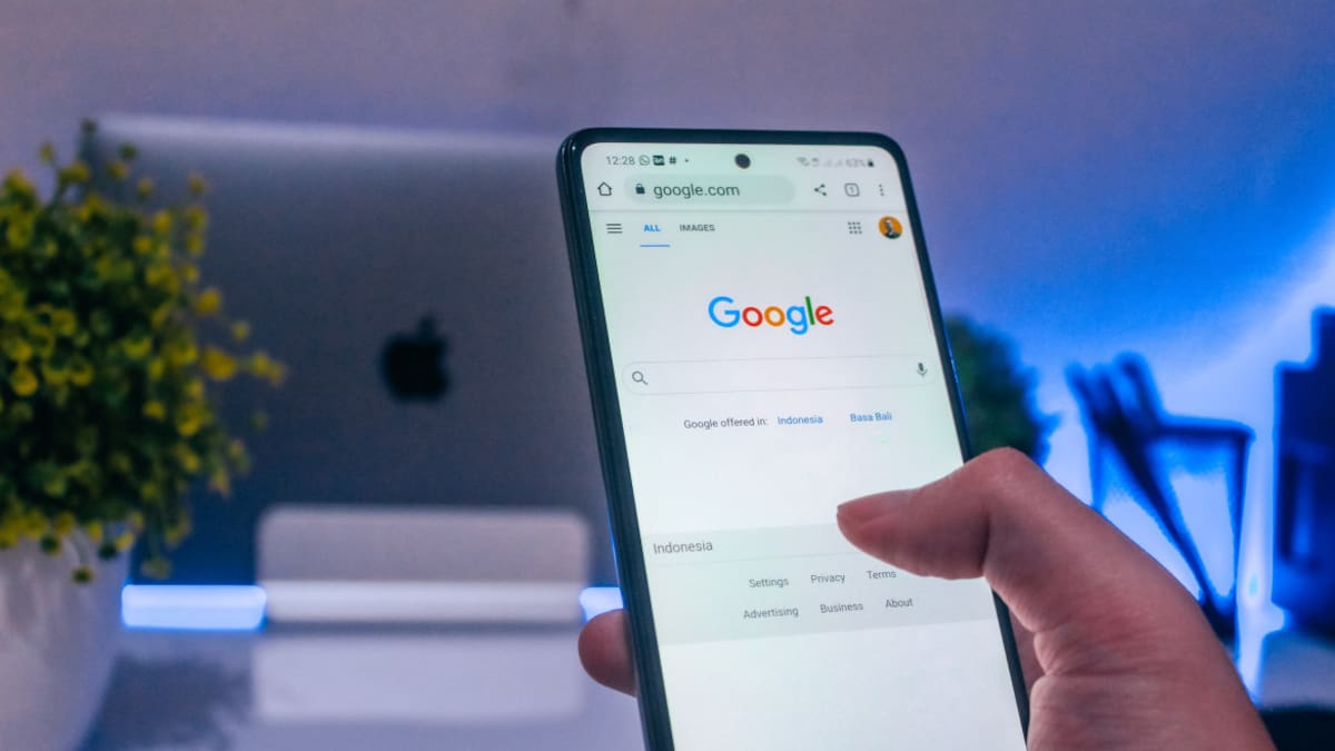 Con el avance de la inteligencia artificial, la búsqueda de ciertos temas puede llevar a problemas como malware y estafas en línea. Foto: Unsplash.