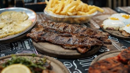 Platos de la parrilla El Tano. Foto: Instagram el_tano_debenedetti.