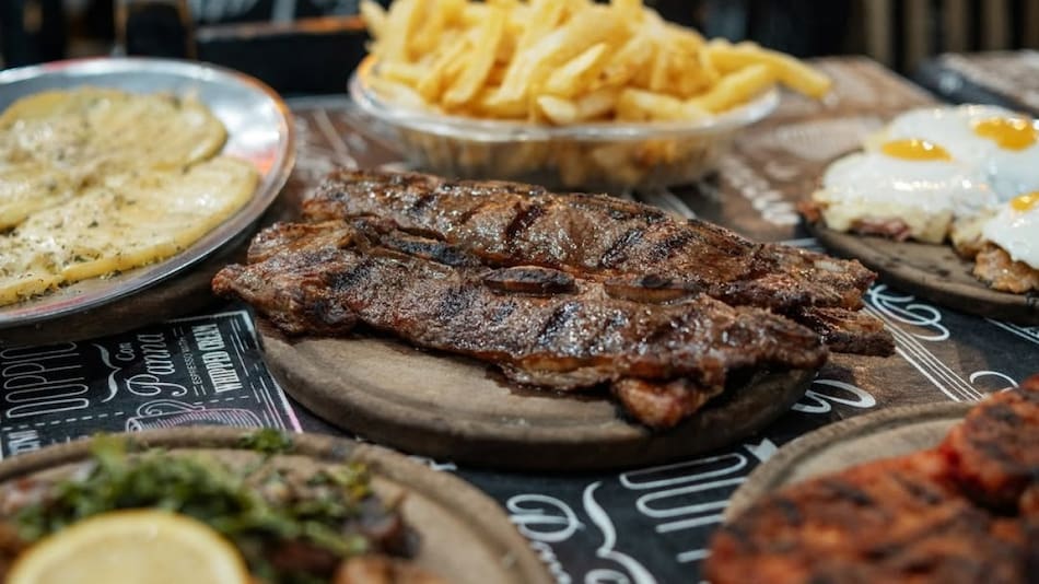 Platos de la parrilla El Tano. Foto: Instagram el_tano_debenedetti.