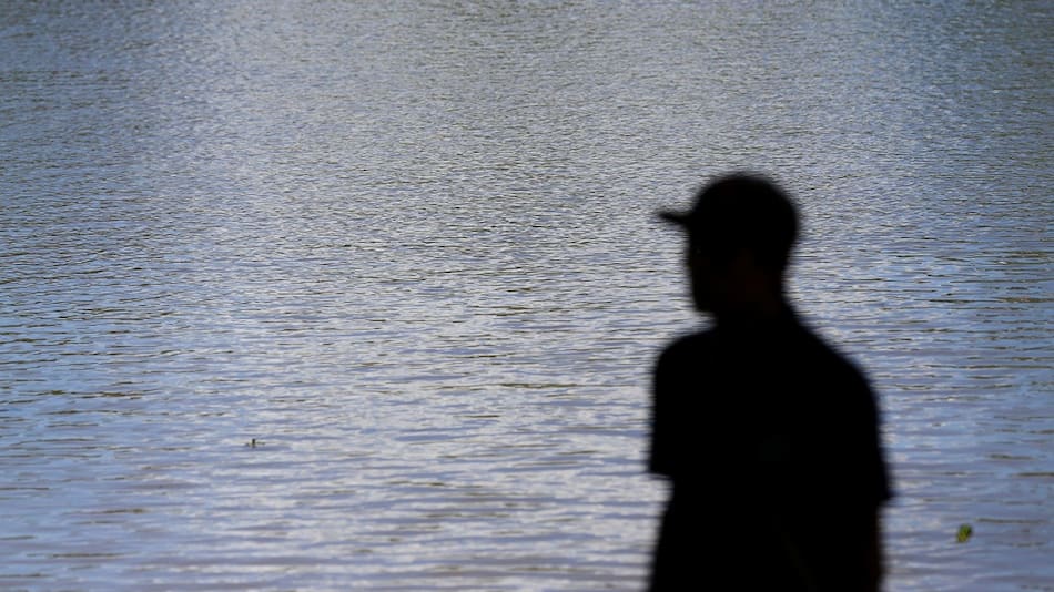 Silueta de un hombre sobre el río Amazonas en los humedales de Tarapoto, Amazonas, Colombia. Foto: Reuters.