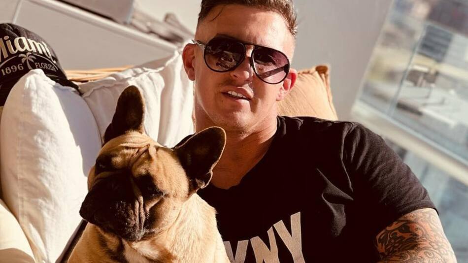 Fernando Pérez Algaba junto a su perro. Foto: Instagram.