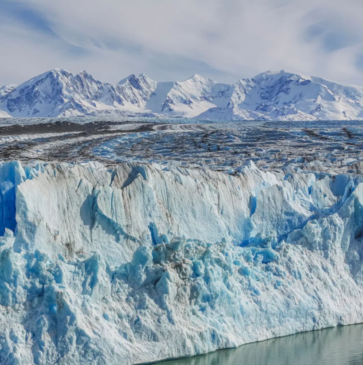 La excursión al glaciar que combina trekking, navegación y hielo azul