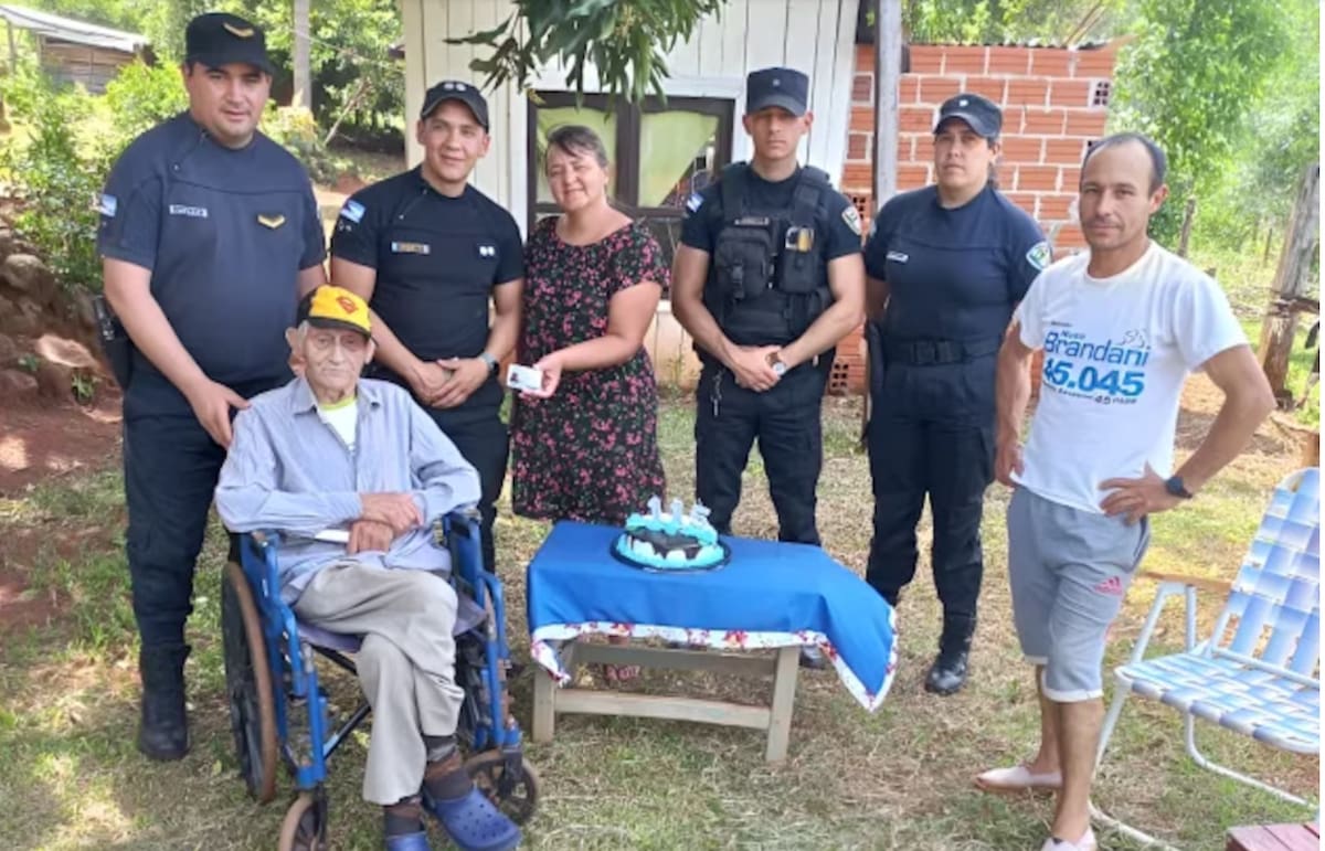El día que el hombre más longevo del país festejó su cumpleaños con la Policía de Misiones.