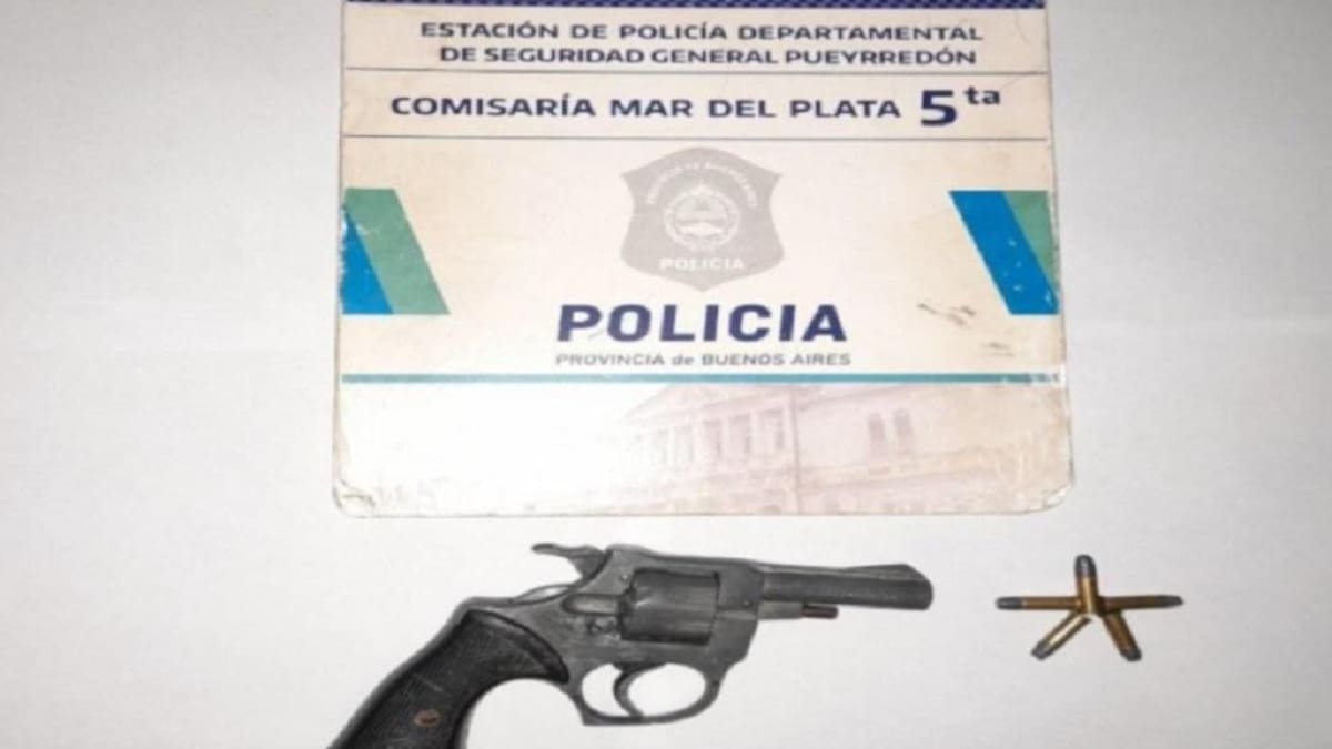Revólver, arma, escuela de Mar del Plata, NA
