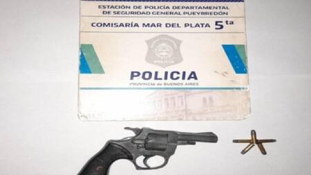 Revólver, arma, escuela de Mar del Plata, NA