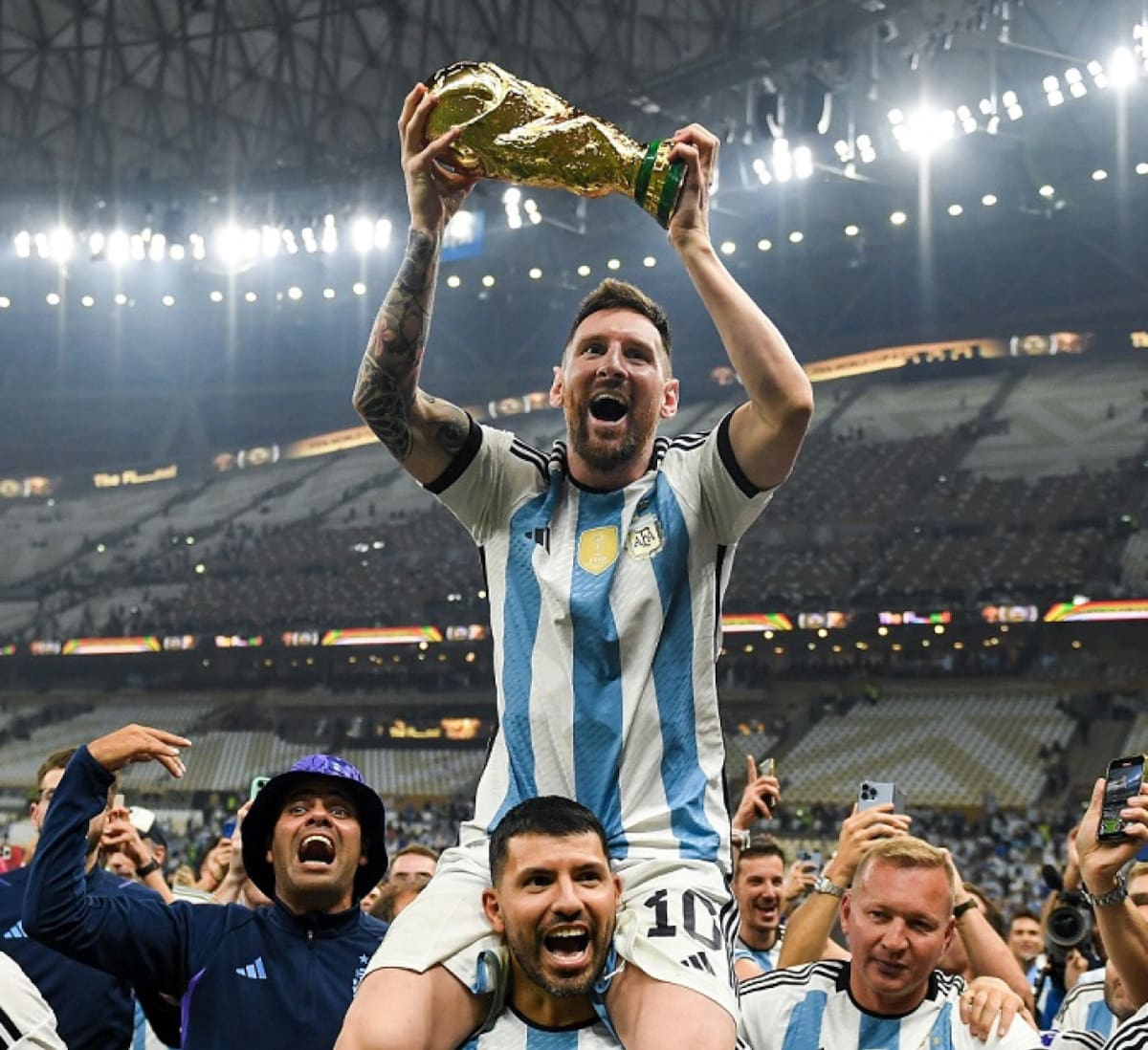 Sergio Agüero festejando con Messi el Mundial de Qatar 2022. Foto: NA.