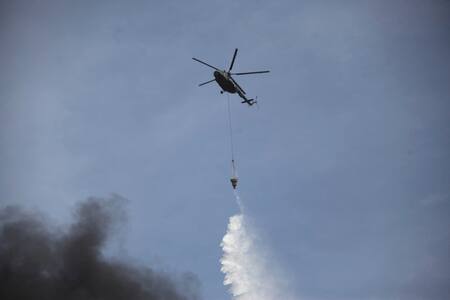 Helicópteros debiendo sofocar las llamas de la explosión en un puerto de Irán. Foto: Reuters/Mohammad Rasoul Moradi.