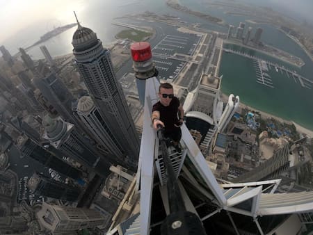 Remi Enigma en la cima de una torre en Emiratos Árabes Unidos. Foto: Instagram @remnigma.