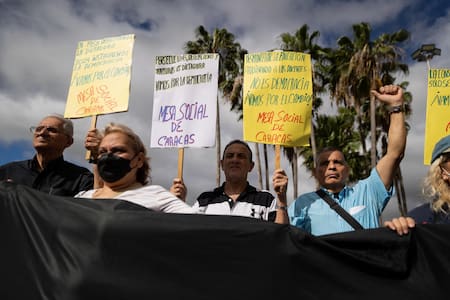 Marcha de trabajadores estatales en Venezuela. Foto: EFE.