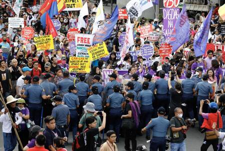 Mujeres en Manila, Filipinas, reclaman por los presos políticos y son reprimidas po la policía. Foto EFE.