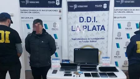 Detención de Cazorla en la DDI La Plata. Foto: Policía