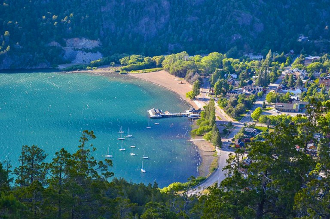 La espectacular playa de la Ruta de Los Siete Lagos que se parece al Caribe. Foto NA.
