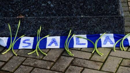 Mensajes de apoyo en Cardiff para Emiliano Sala (Reuters)