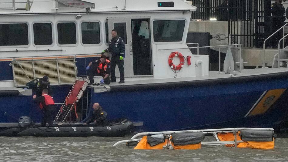 Operativo en la zona donde cayó el helicóptero en el río Hudson. Foto: REUTERS/Eduardo Munoz.