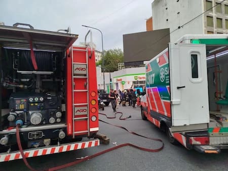 Accidente de una camioneta que se incrustó en una farmacia de Parque Centenario.