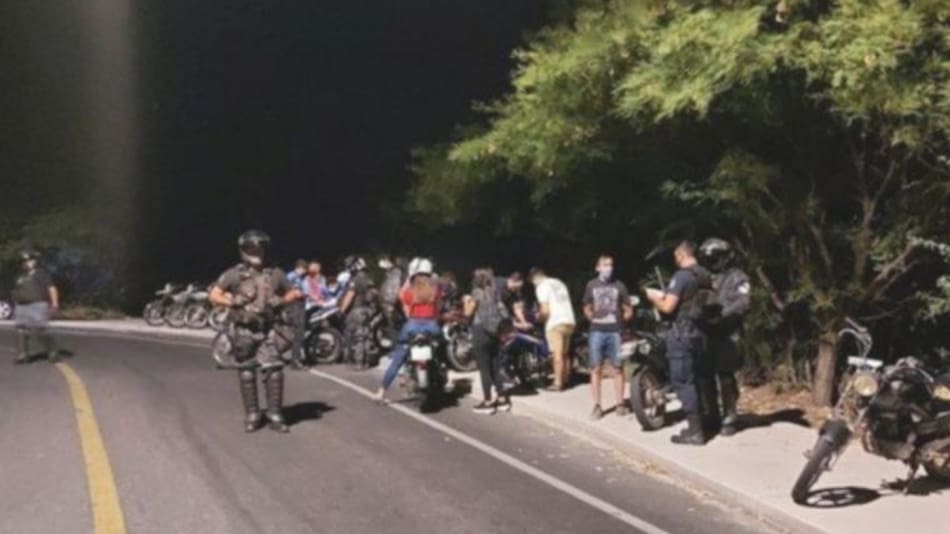Catamarca policía derribó con un palo