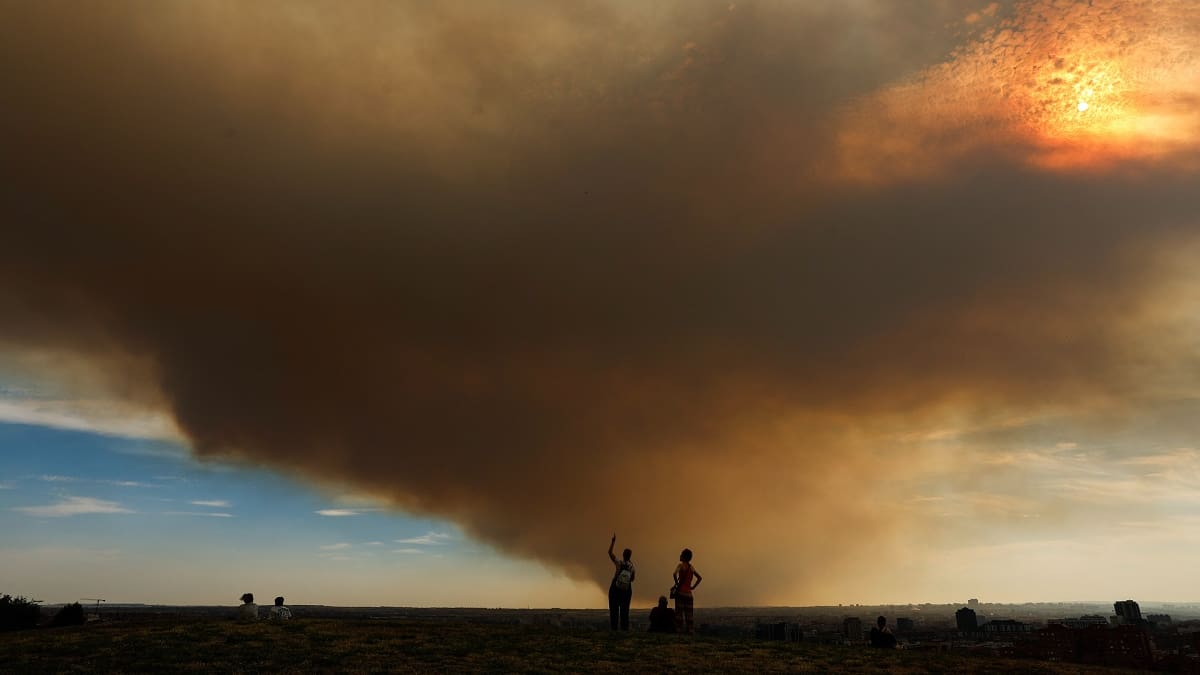 La nube de humo y cenizas que ocasionó el incendio forestal en Méntrida (España).
