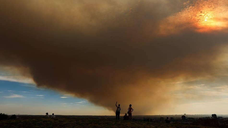 La nube de humo y cenizas que ocasionó el incendio forestal en Méntrida (España).