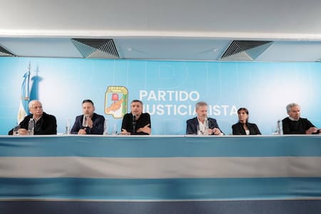 Máximo Kirchner con medios internacionales en al sede del PJ.