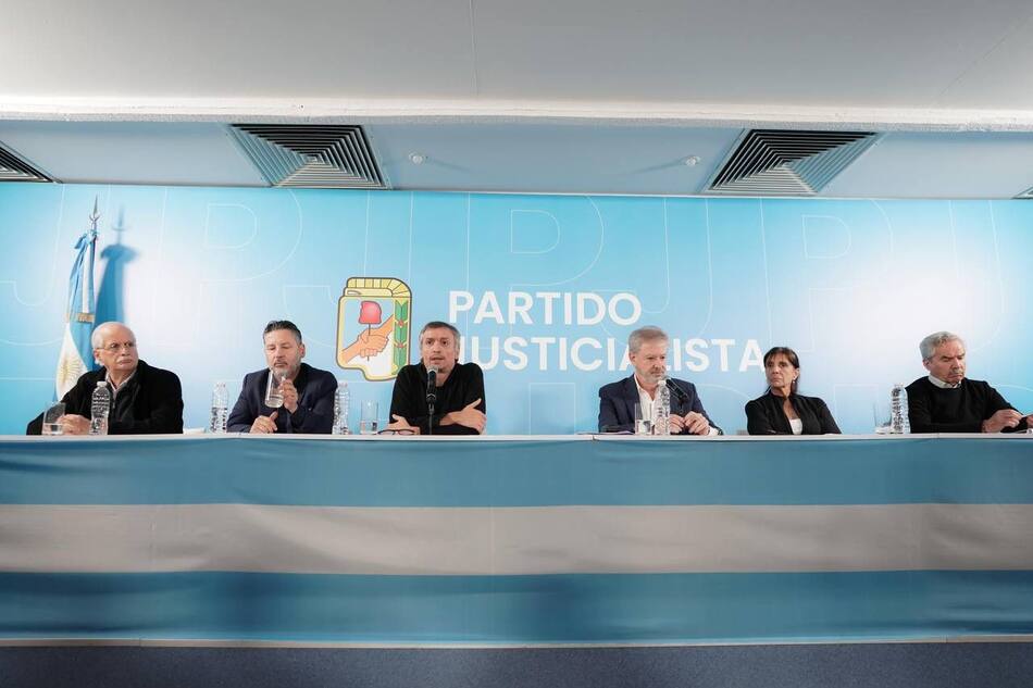 Máximo Kirchner con medios internacionales en al sede del PJ.