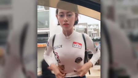 Chica acomoda corpiño frente a vidrio - Sorpresa