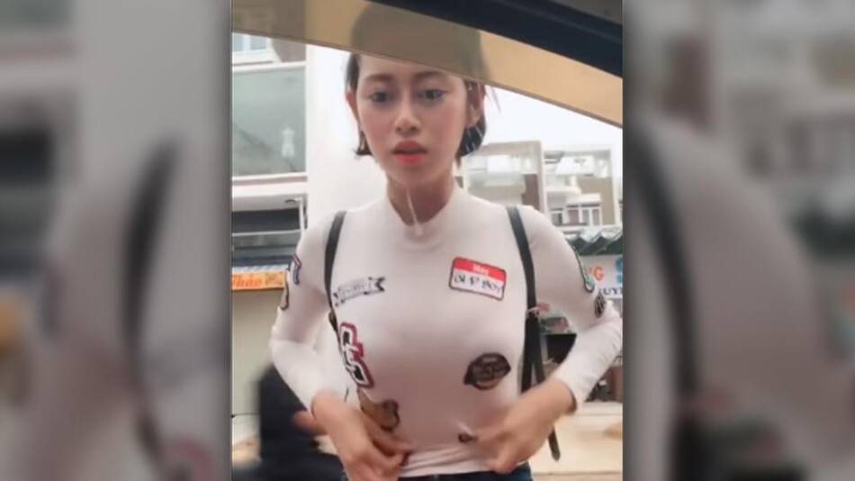 Chica acomoda corpiño frente a vidrio - Sorpresa