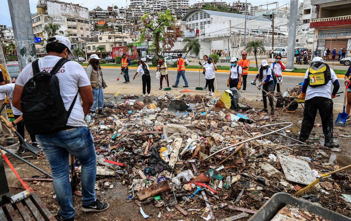 Basura y destrucción en Acapulco a un mes del paso de Otis. Foto: EFE