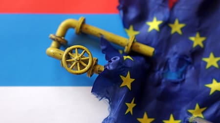 Ilustración: Gasoducto de gas natural y una bandera rasgada de la Unión Europea sobre una bandera rusa. Reuters