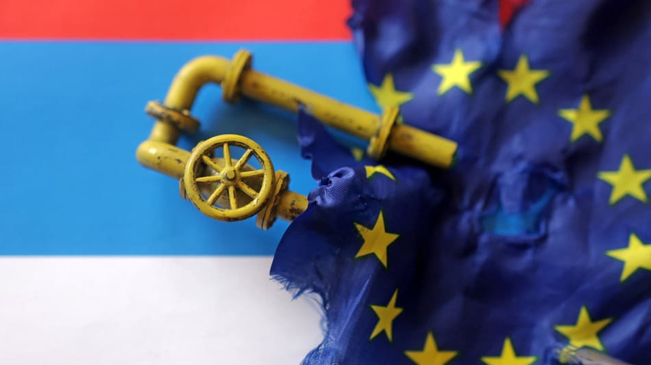 Ilustración: Gasoducto de gas natural y una bandera rasgada de la Unión Europea sobre una bandera rusa. Reuters