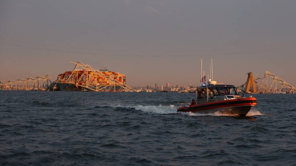 Tareas de rescate en el puente destruido en Baltimore. Foto: Reuters.