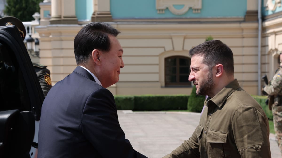 Encuentro en Kiev entre Yoon Suk-yeol y Volodimir Zelenski. Foto: EFE.